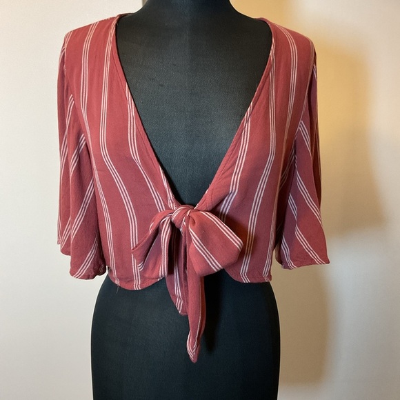 18. American Eagle Red Tie-Front Crop Blouse Size Medium - Picture 2 of 5